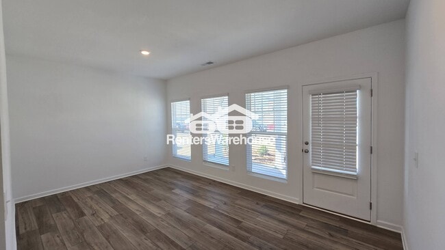 Building Photo - 2133 Boxwood Cir