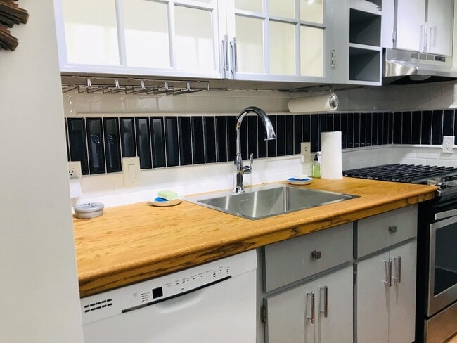 Building Photo - 232 Australian Ave