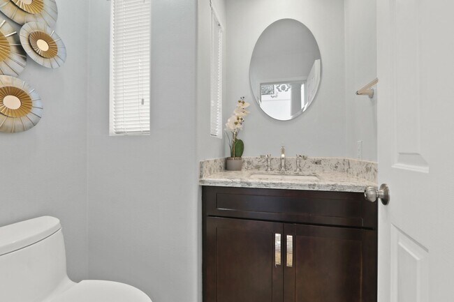 Foto del edificio - Spacious 3 Bedroom 3 Bath Available Now!