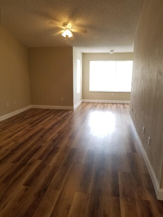 Foto del edificio - 1401 Village Blvd