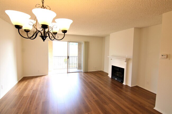 Building Photo - 13552 Burbank Blvd