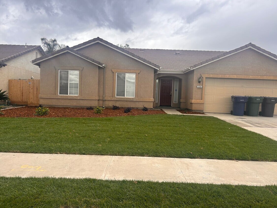 Primary Photo - Great home for rent in Tulare!