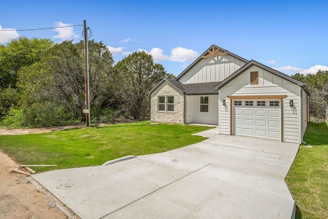 Building Photo - COMING SOON! 3/2 with high ceilings & GREA...