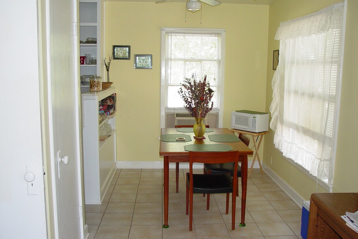 Primary Photo - 2021 N Bell Ave