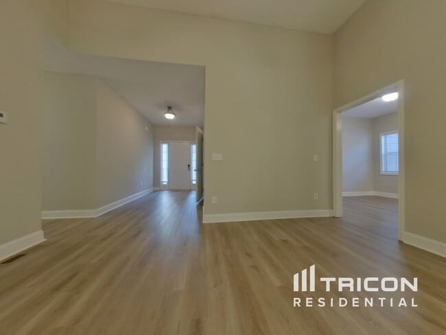 Building Photo - 23 Elmwood Pl NE
