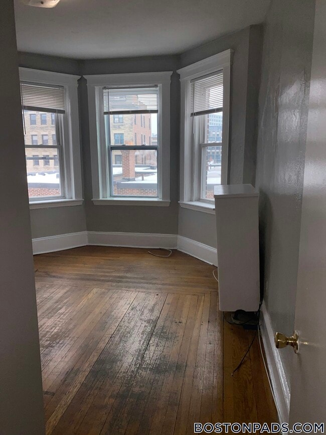 Building Photo - 463 Park Dr