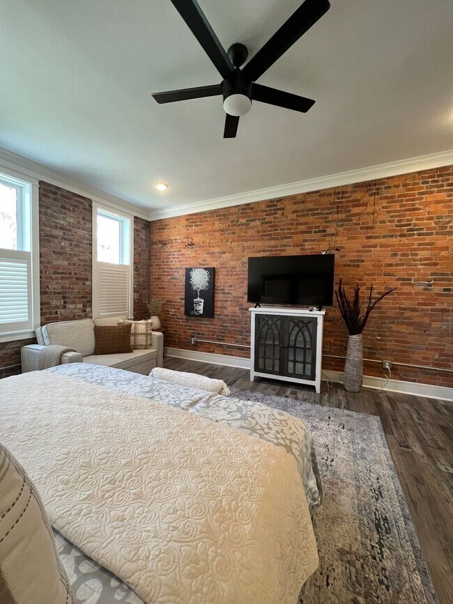 Foto del edificio - One Bedroom Downtown Lafayette - Fully Furnished