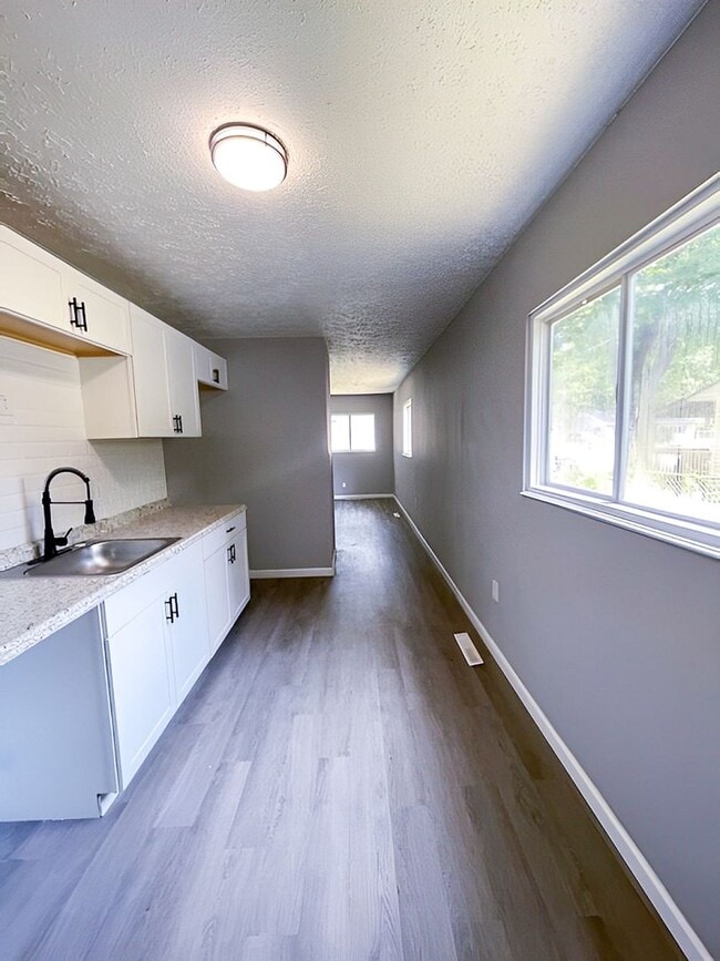 Foto del edificio - Charming 3-Bedroom Single-Family with New ...