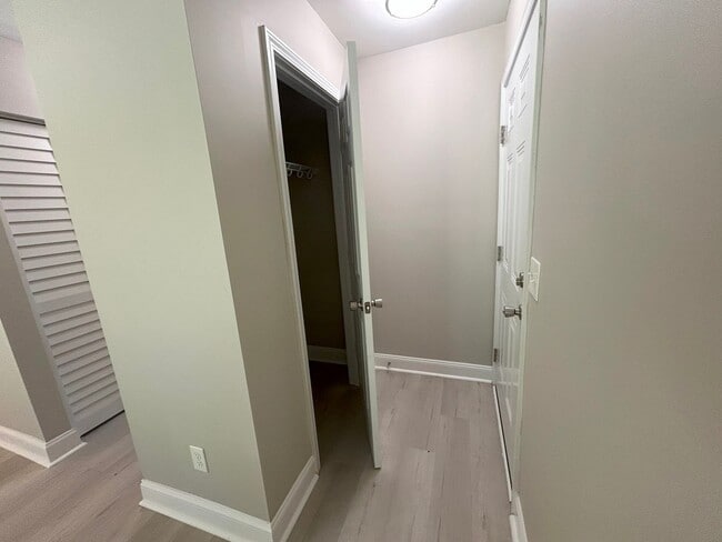 Building Photo - Updated two bedroom condo in Hampstead!