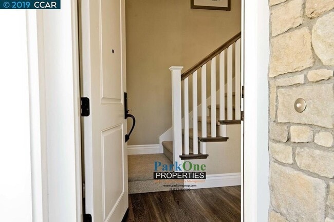 Building Photo - 7 Year Old Walnut Creek Townhouse!