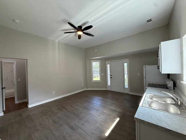 Building Photo - 233 E Cambridge Ave