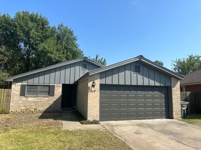 Building Photo - 517 Versailles St