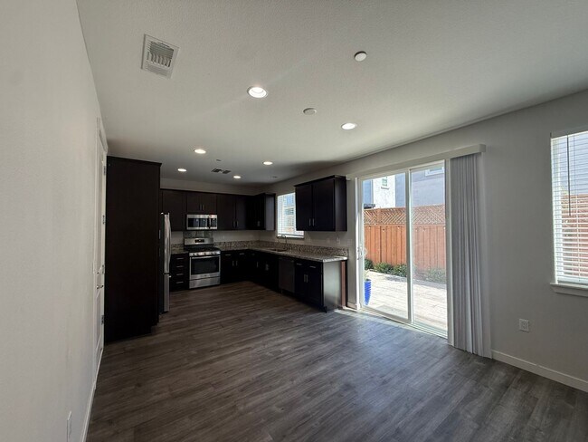 Foto del edificio - Beautiful Newer 4-Bedroom Home