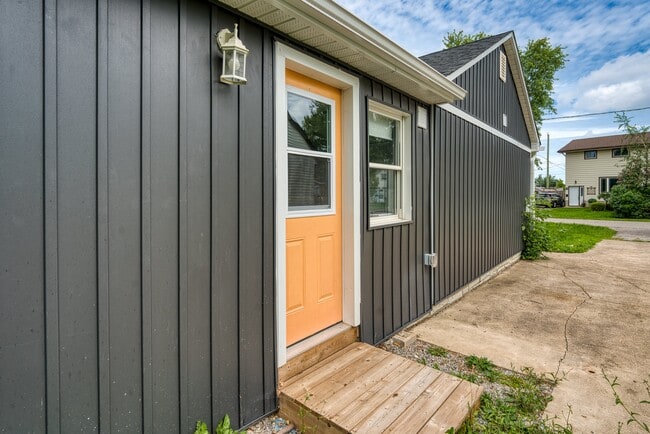 Building Photo - 17 Kirk St