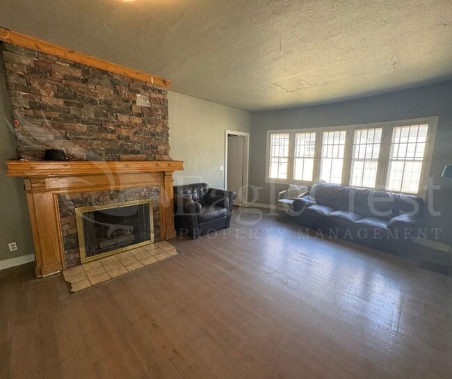 Building Photo - Large 8-Bedroom Home Across from Whitman C...