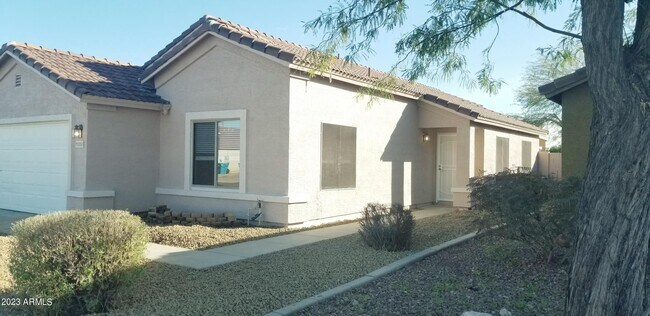Building Photo - 2035 E Aire Libre Ave