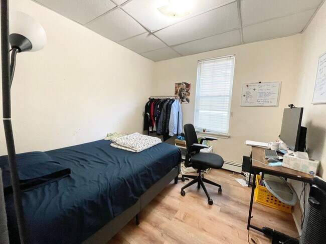 Building Photo - Spacious 3 Bed in Mission Hill – Student Friendly | Laundry in Building
