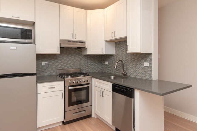 Building Photo - 511 W Belmont Ave