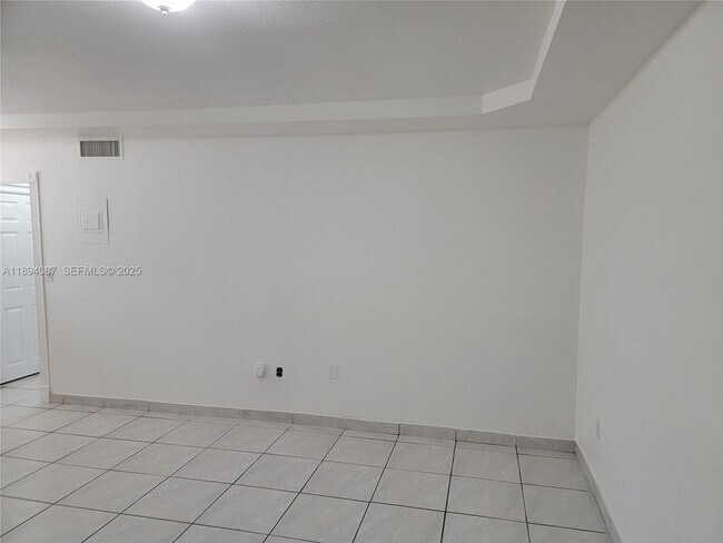 Foto del edificio - 1975 NE 135th St