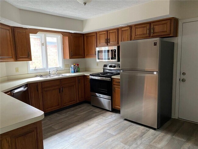 Building Photo - 240 Golf Ct