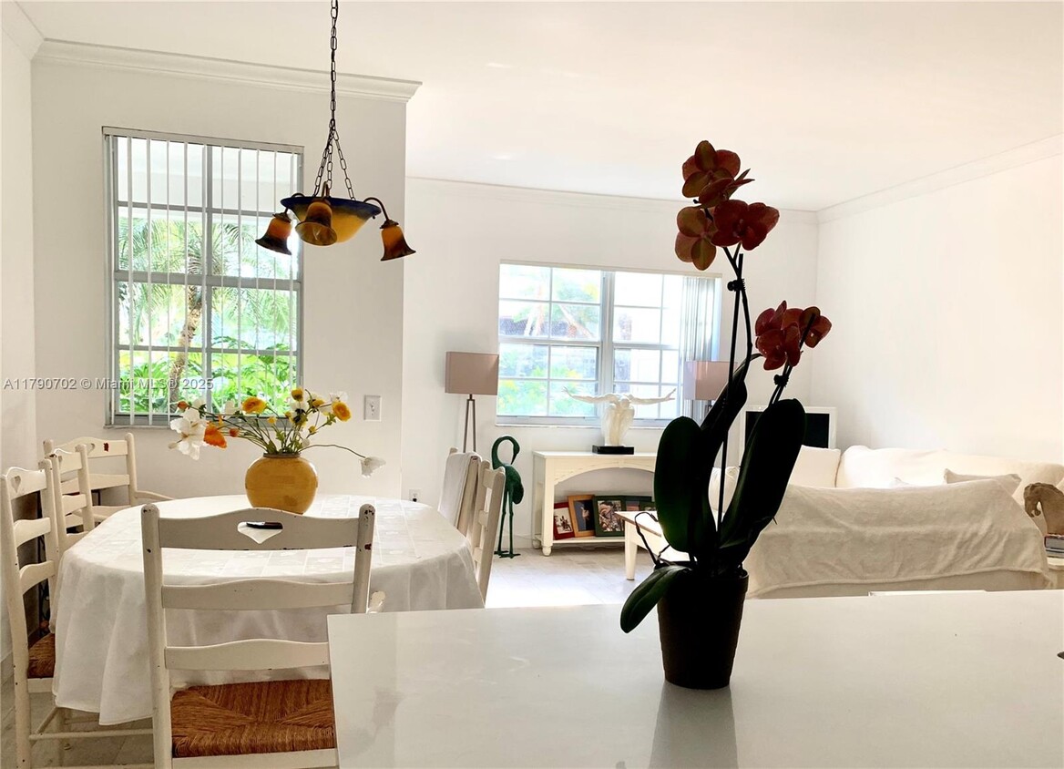 Foto principal - 3235 NE 184th St