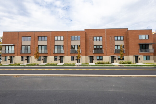 Building Photo - 818 7th St