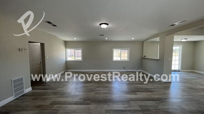 Building Photo - 3 Bed, 2 Bath Horse Property in Apple Valley!