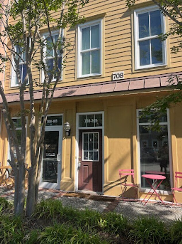 Foto principal - Available now. Beautiful, FURNISHED 2 BR/2...