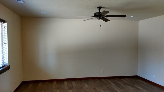 Building Photo - Post Fall Duplex with 1 car garage