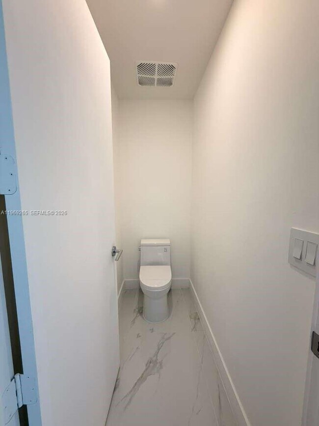 Foto del edificio - 700 NE 24th St