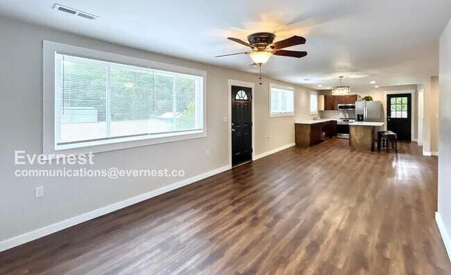 Foto del edificio - 33 Roach Hollow Rd