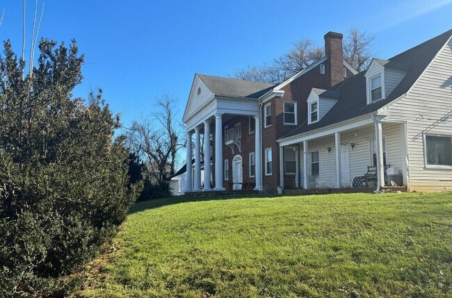 Building Photo - 515 Carter St