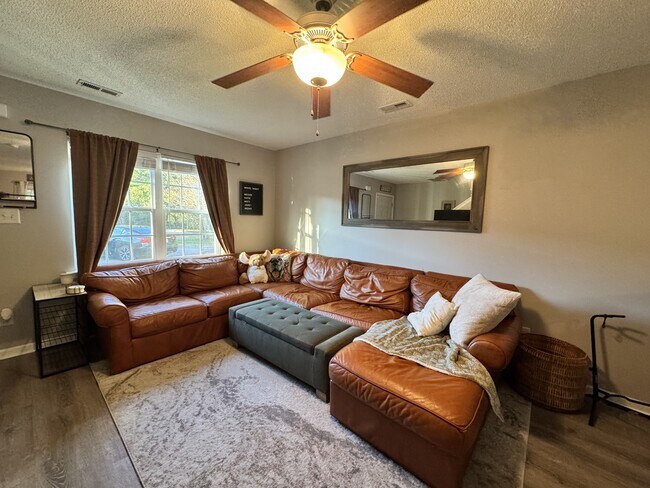 Foto del edificio - 5006 Banister Loop