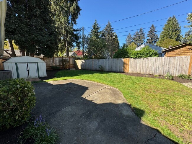 Building Photo - Quiet 4 bed 1.5 bath home in Wedgwood neig...