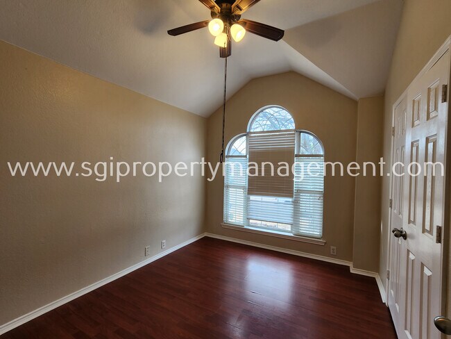 Foto del edificio - 1415 Murphy Dr