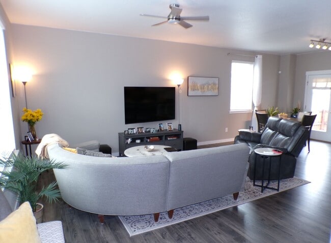 Building Photo - Horizon Uptown Living! 3 Bed 2.5 Bath