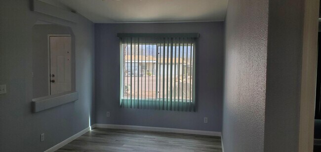 Foto del edificio - 472 N Rocky Rd