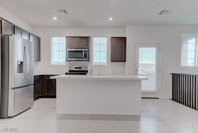 Building Photo - 633 Bellus Pl