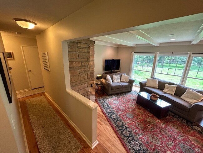 Building Photo - Furnished 3 Bedroom With Tons of Space!!