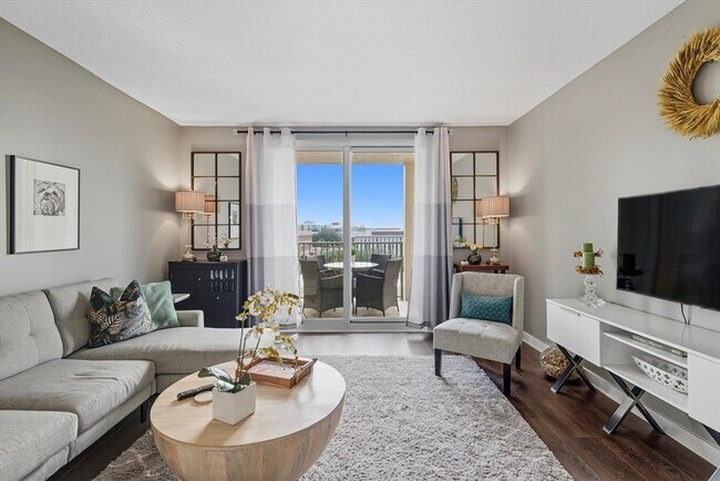 Foto del edificio - 300 S Duval St