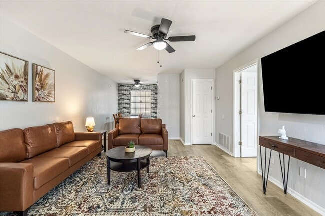 Building Photo - 4033 NW Ozmun-Fully Furnished