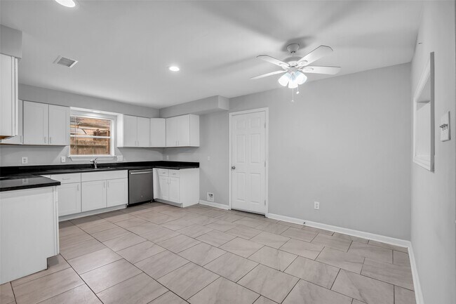 Foto del edificio - 4407 Hickory Grove Dr