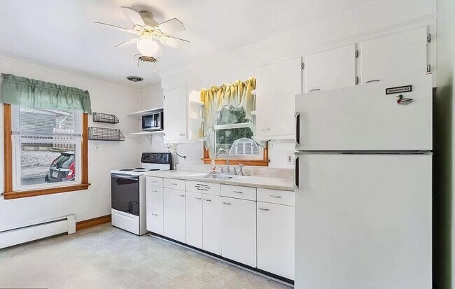 Kitchen - 324 Woodland View Dr