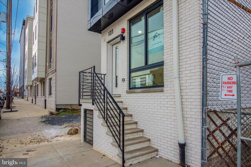 Primary Photo - 1230 N Marshall St