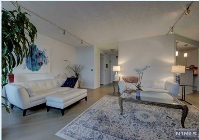 Foto del edificio - 100 Carlyle Dr