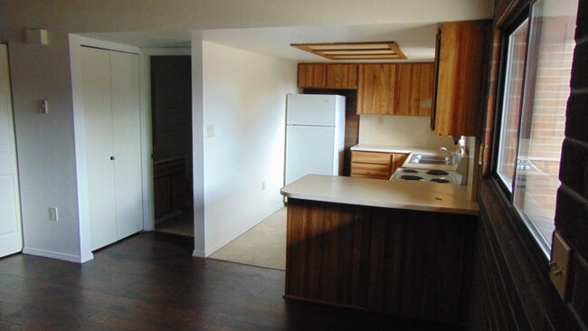Building Photo - 8300 E Lakeshore Dr