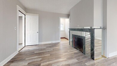 Building Photo - 2121 W 105th St