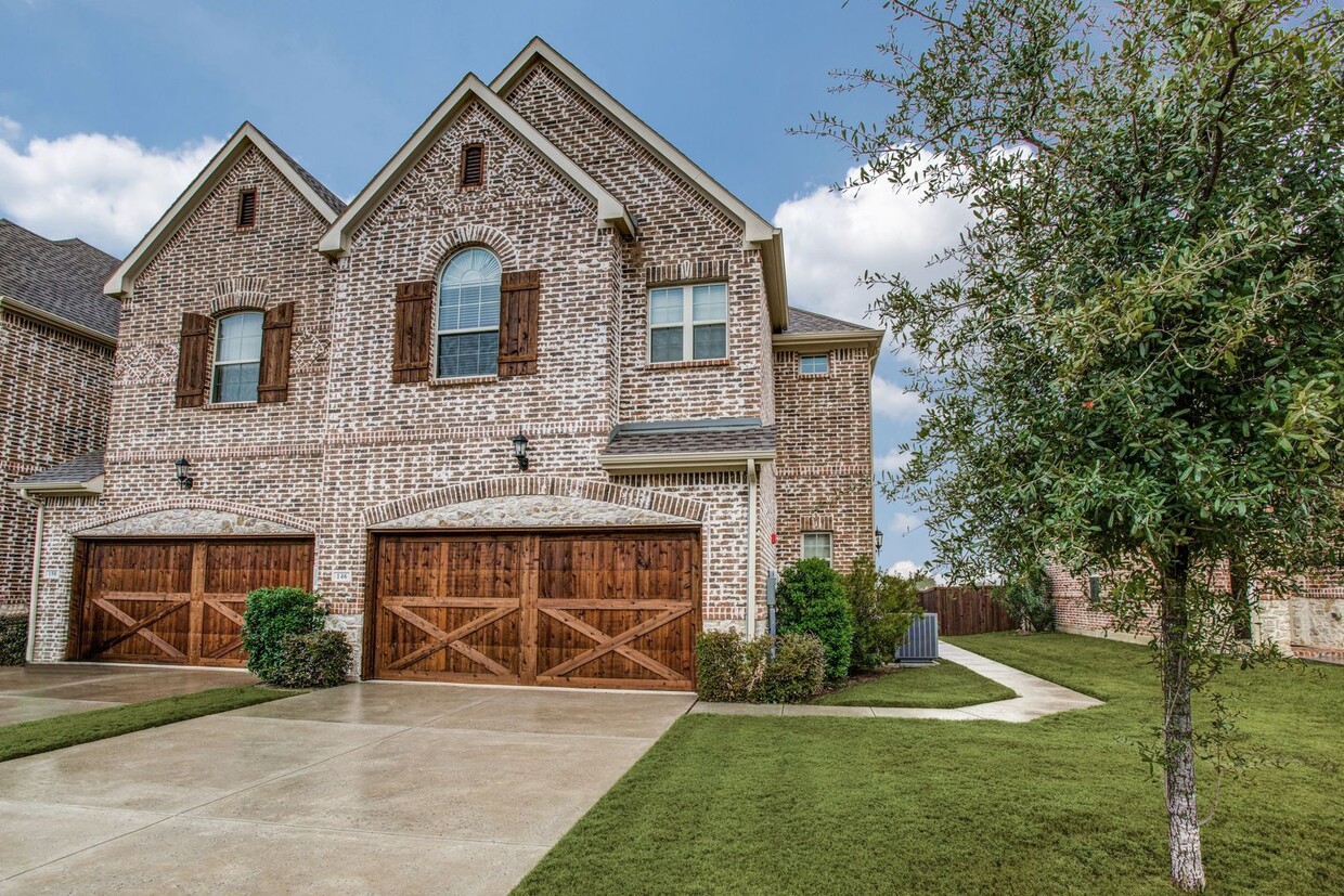 Primary Photo - Stunning Lewisville Townhome