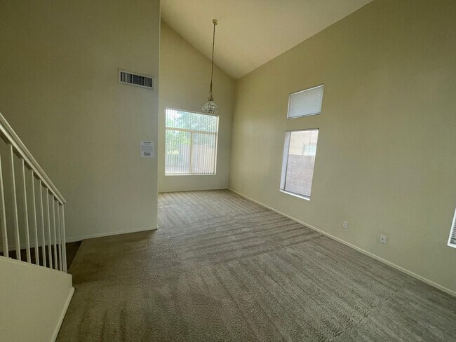 Foto del edificio - 324 W Colt Rd