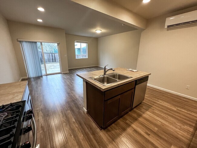 Building Photo - Townhome in South Salem with Washer/Dryer ...